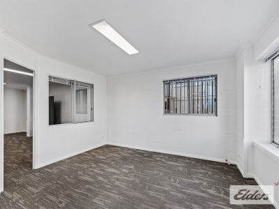 STANDALONE WAREHOUSE WITH 10 CAR PARKS!