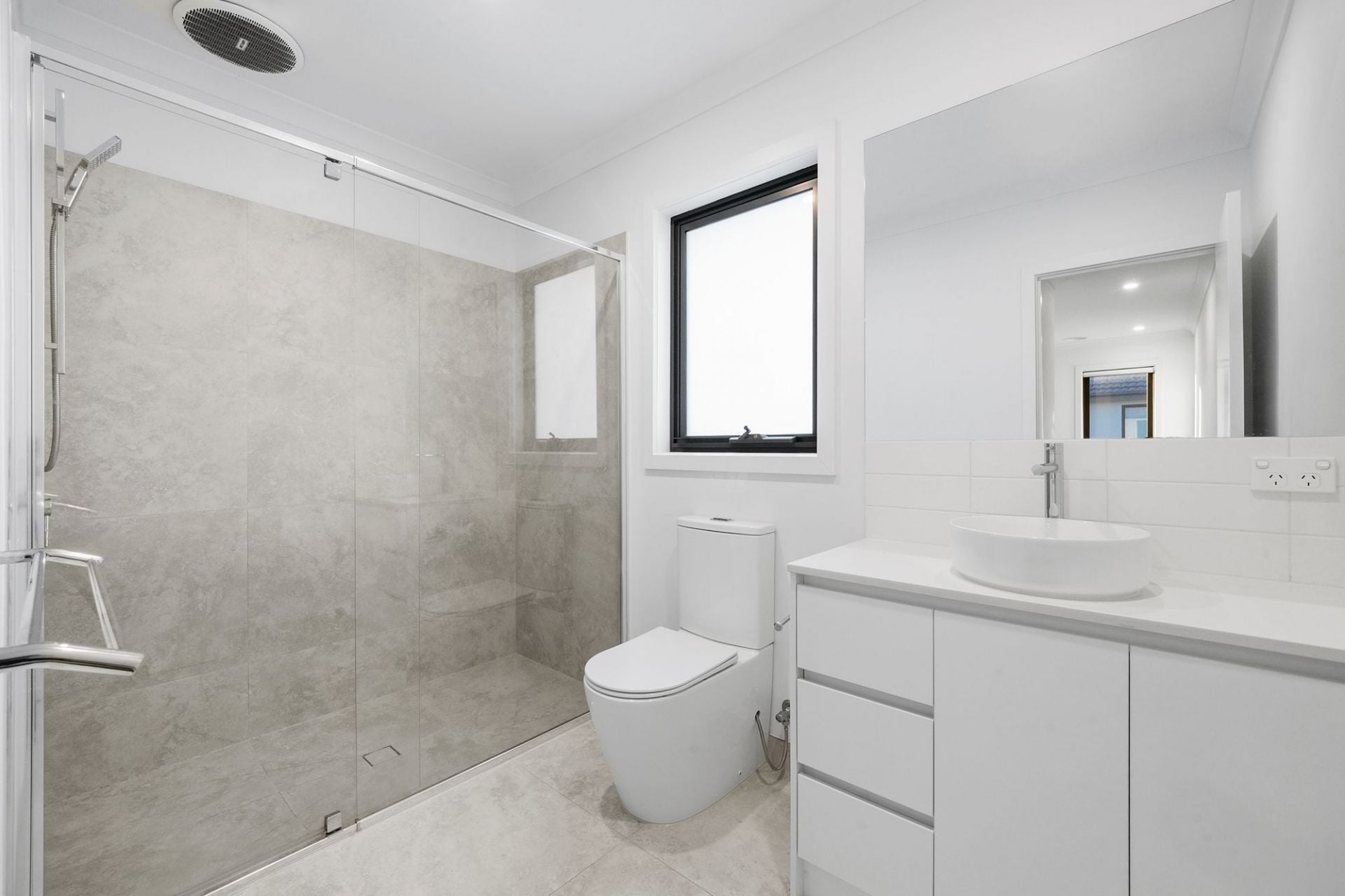 STYLISH 2 BEDDER WITH OPEN STUDY & 2 BATHROOMS