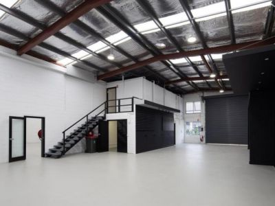REFURBISHED FREESTANDING WAREHOUSE