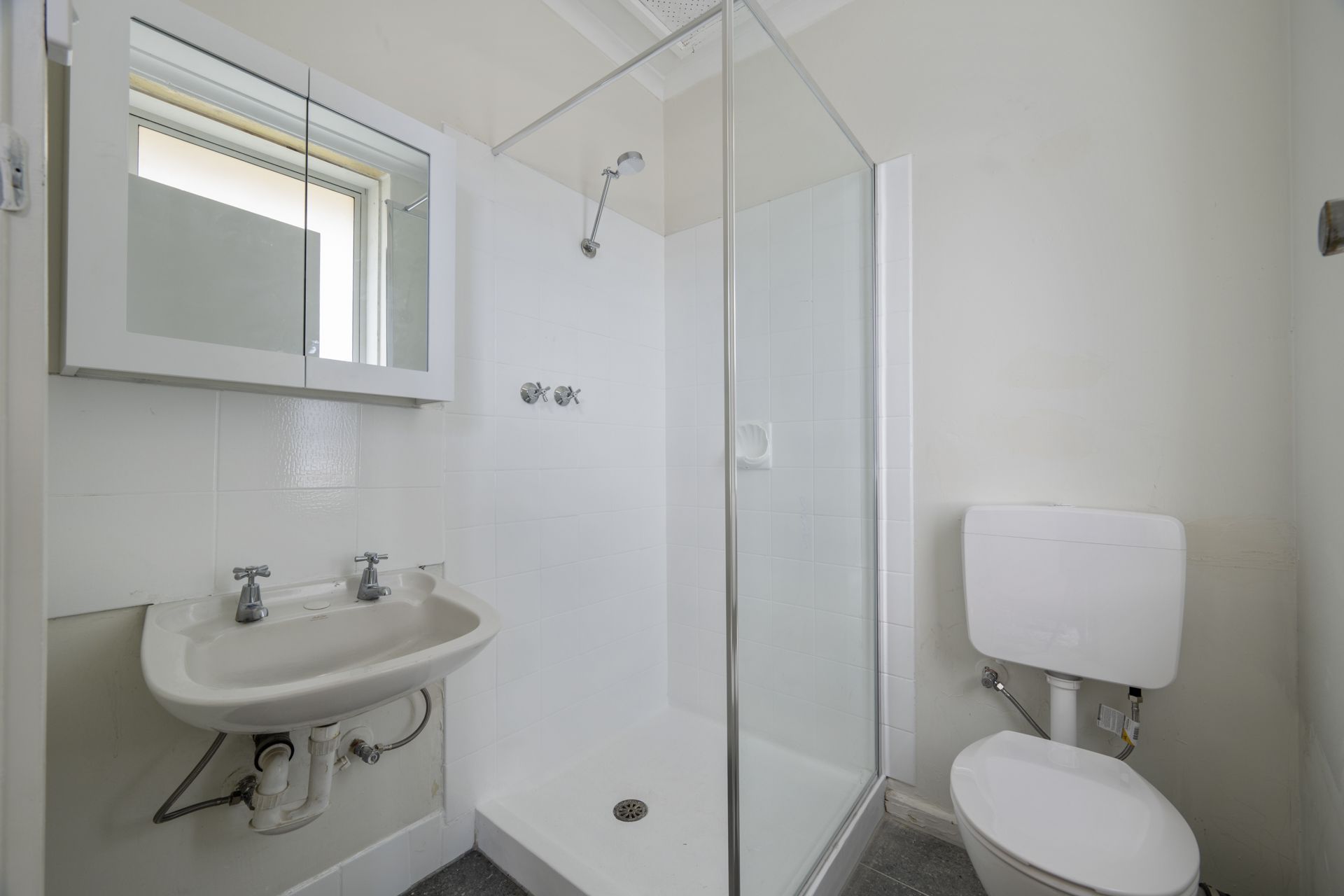 One Bedroom Fully Renovated in the Heart of Thornbury?
