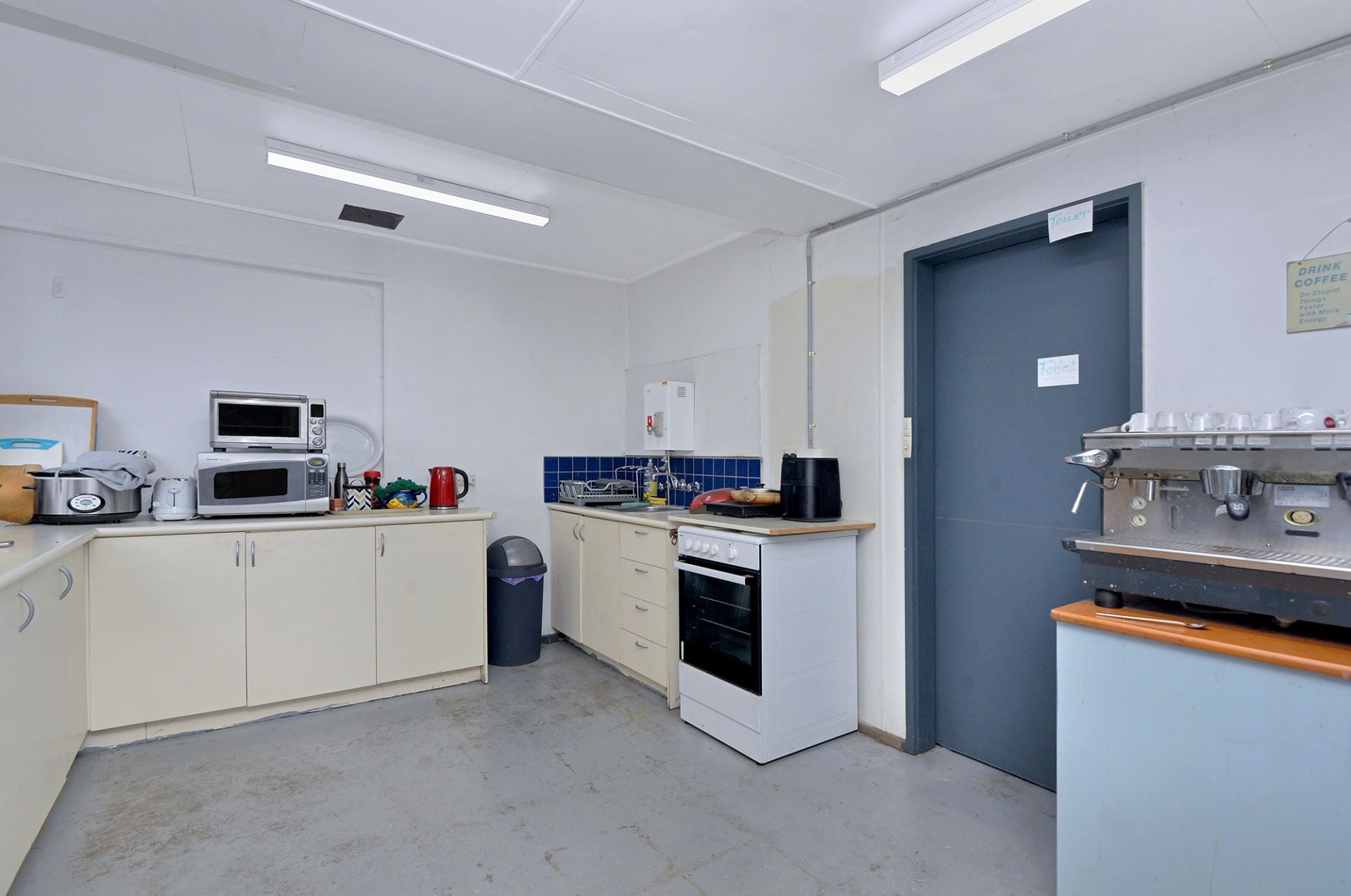FOR LEASE | WAREHOUSE + OFFICES | 970 m² (approx.)