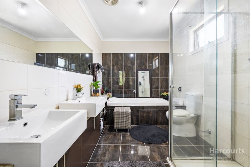 24 Maranoa Grove, Caroline Springs