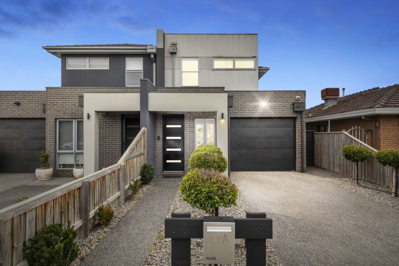 8A Burns Grove, Kingsbury