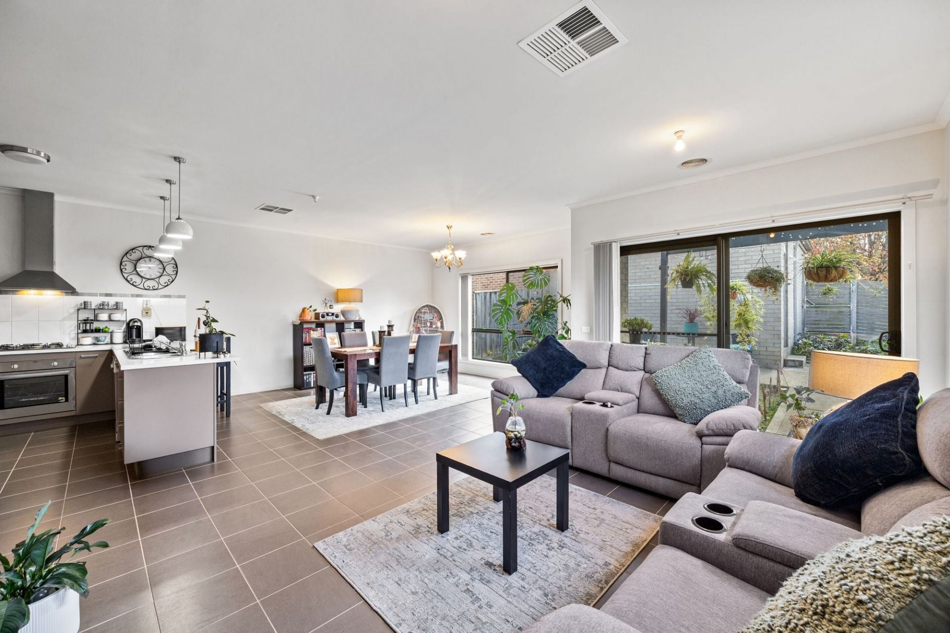 Cosy, Light-Filled Living in an Elevated Corner Position – Perfect First Home, Downsizer or Investment