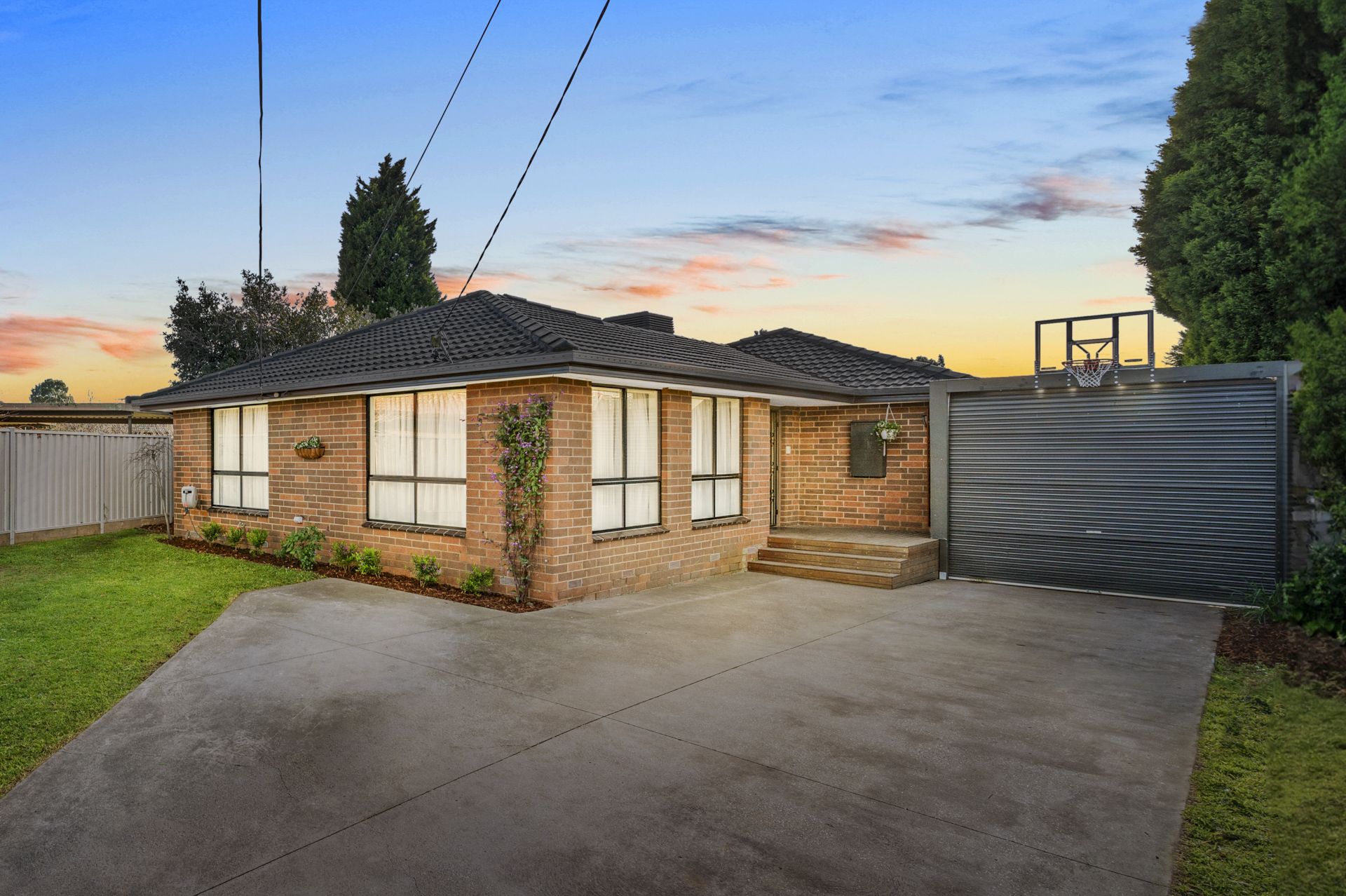 MODERN APPEAL - 5 BEDROOMS,  2 BATHROOMS