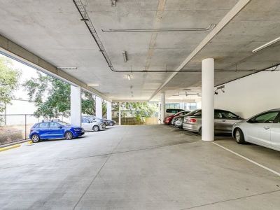 LIGHT FILLED OFFICE WITH 7 ONSITE CAR PARKS!