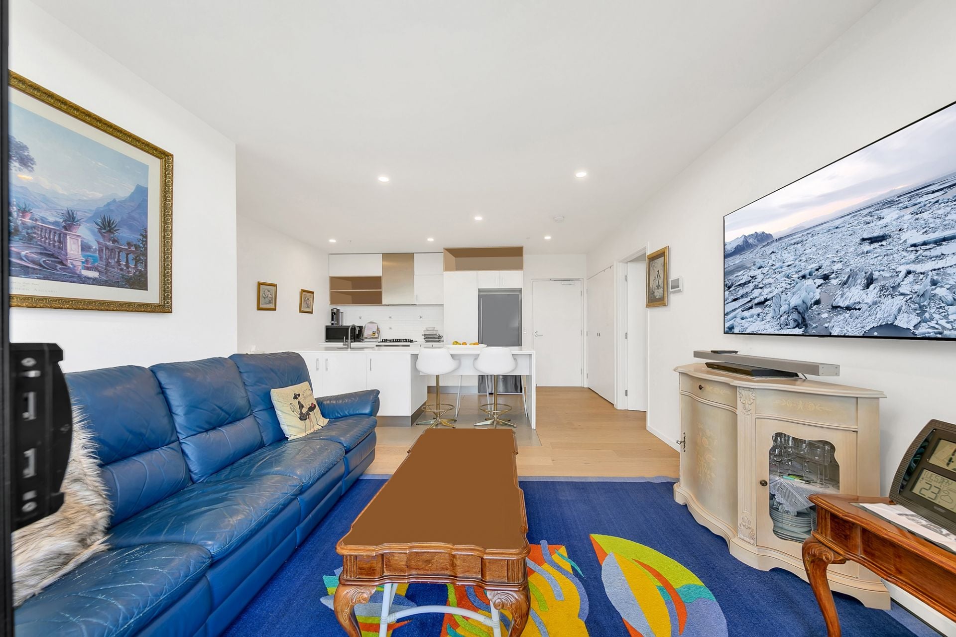 TOP FLOOR WITH CITY VIEWS