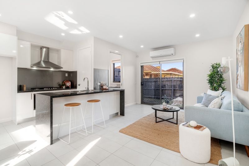 2/10 Dickens Street, Lalor