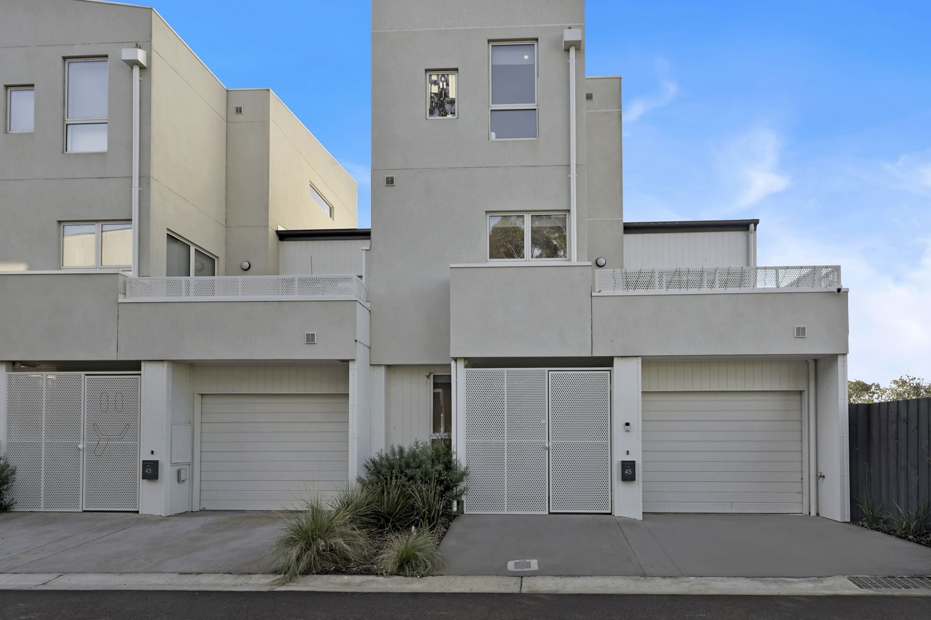 Modern 3-Level Townhouse in Prime South Morang Location