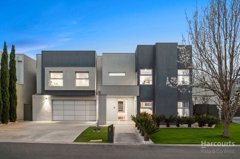 7 Waterview Walk, Caroline Springs