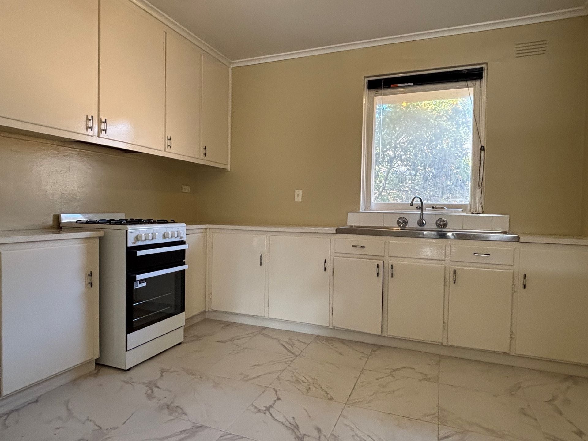 Bright & Convenient 2-Bedroom Unit in Ivanhoe