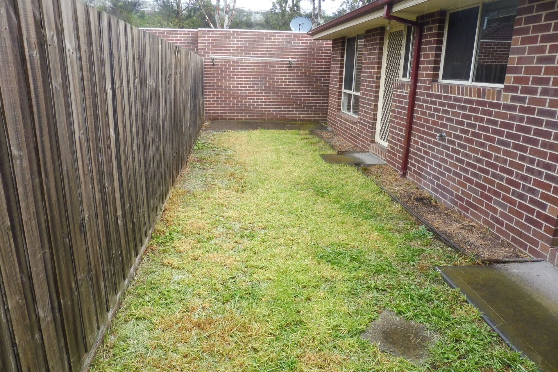 LOCATED CLOSE TO THOMASTOWN STATION