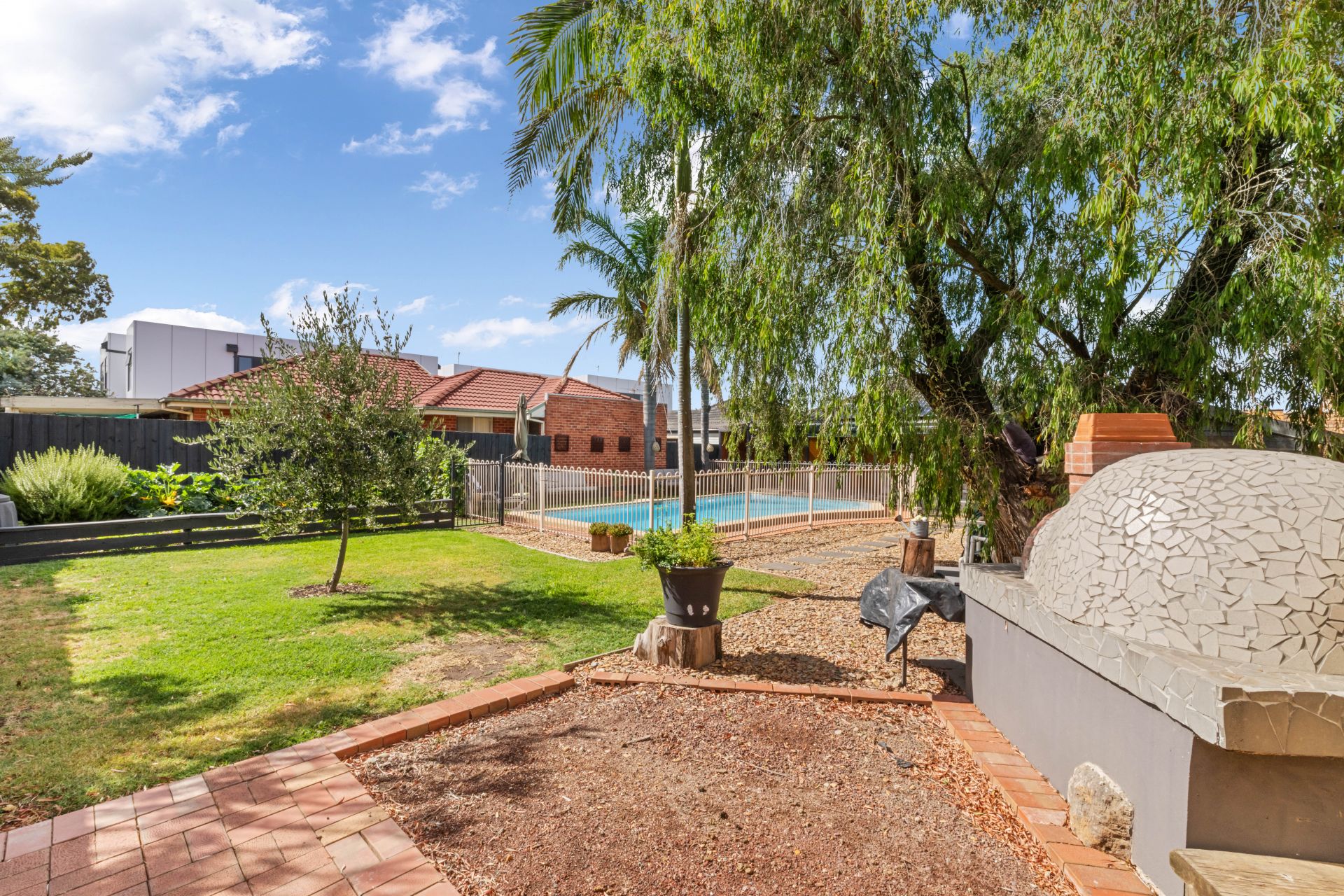 Resort Oasis Living Just Five Minutes Walk To Lalor Shops