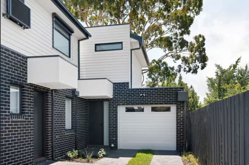 4/8 Inverness Street, Reservoir
