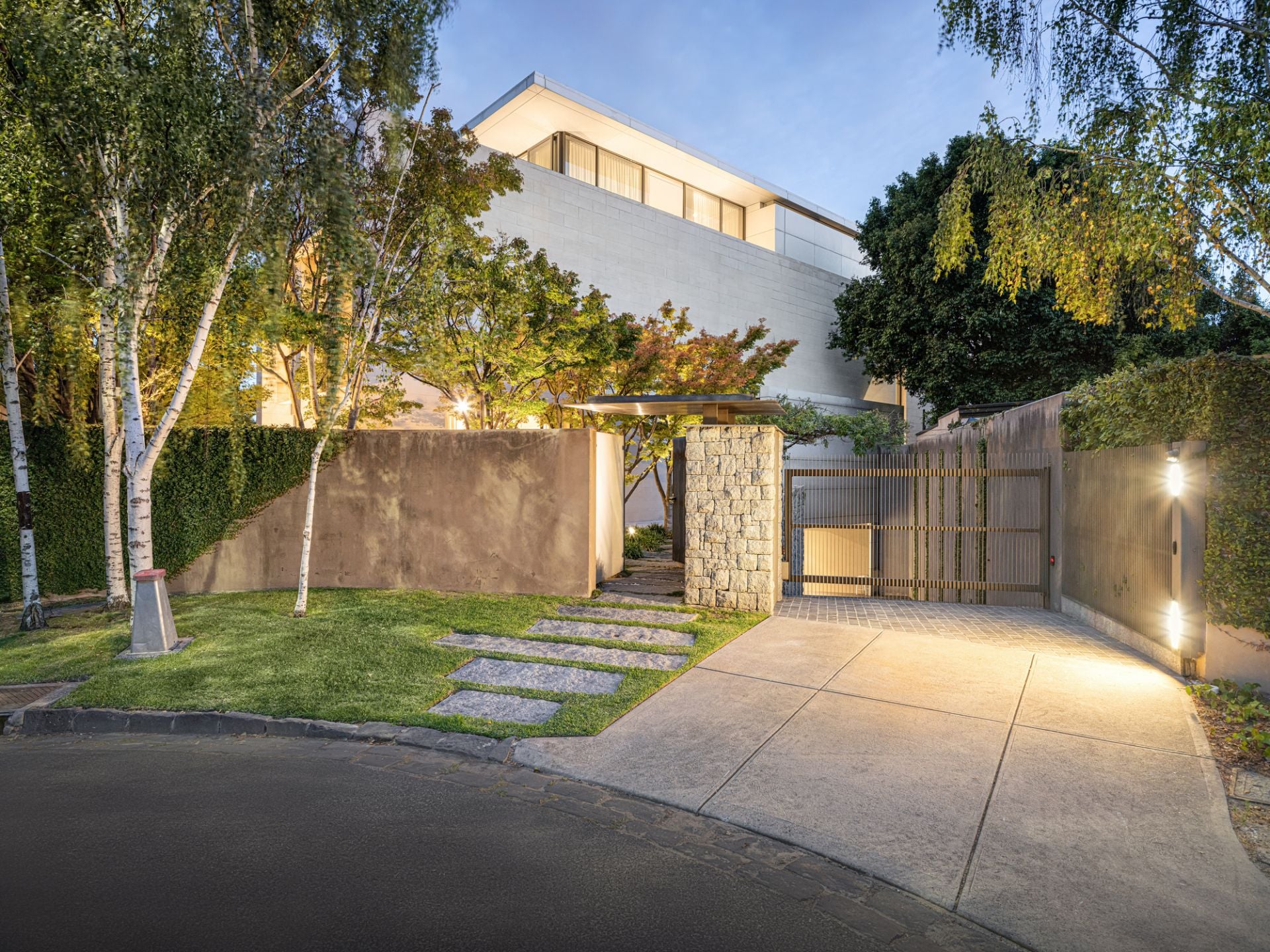 2 Rostill Court, Toorak, Toorak - Thumbnail 2