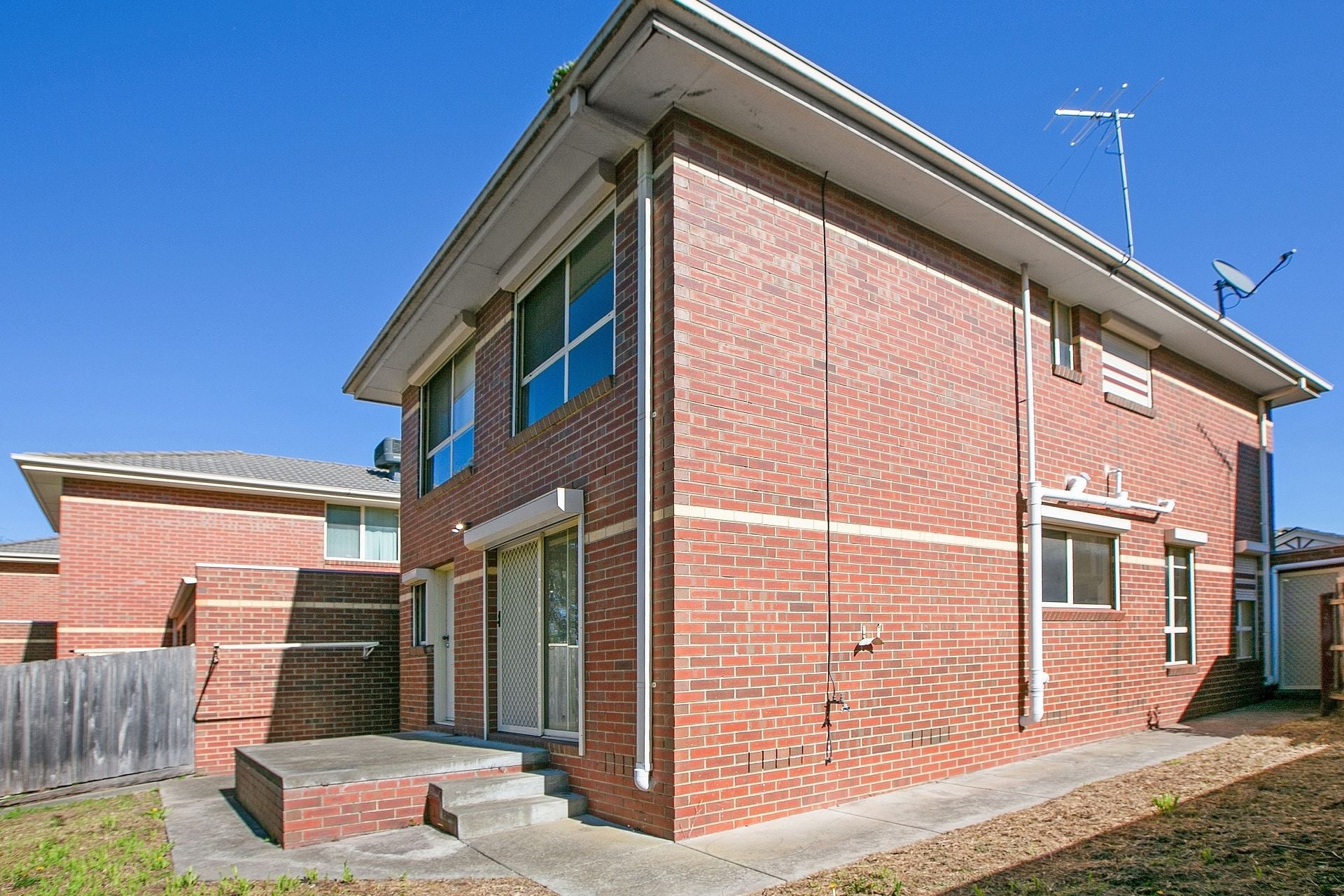 Stylish Terrace Living In A Convenient Location