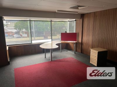 HIGHLY EXPOSED SHOWROOM ON WELLINGTON RD!