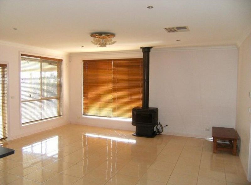 49 Grampians Way, Caroline Springs - Thumbnail 4