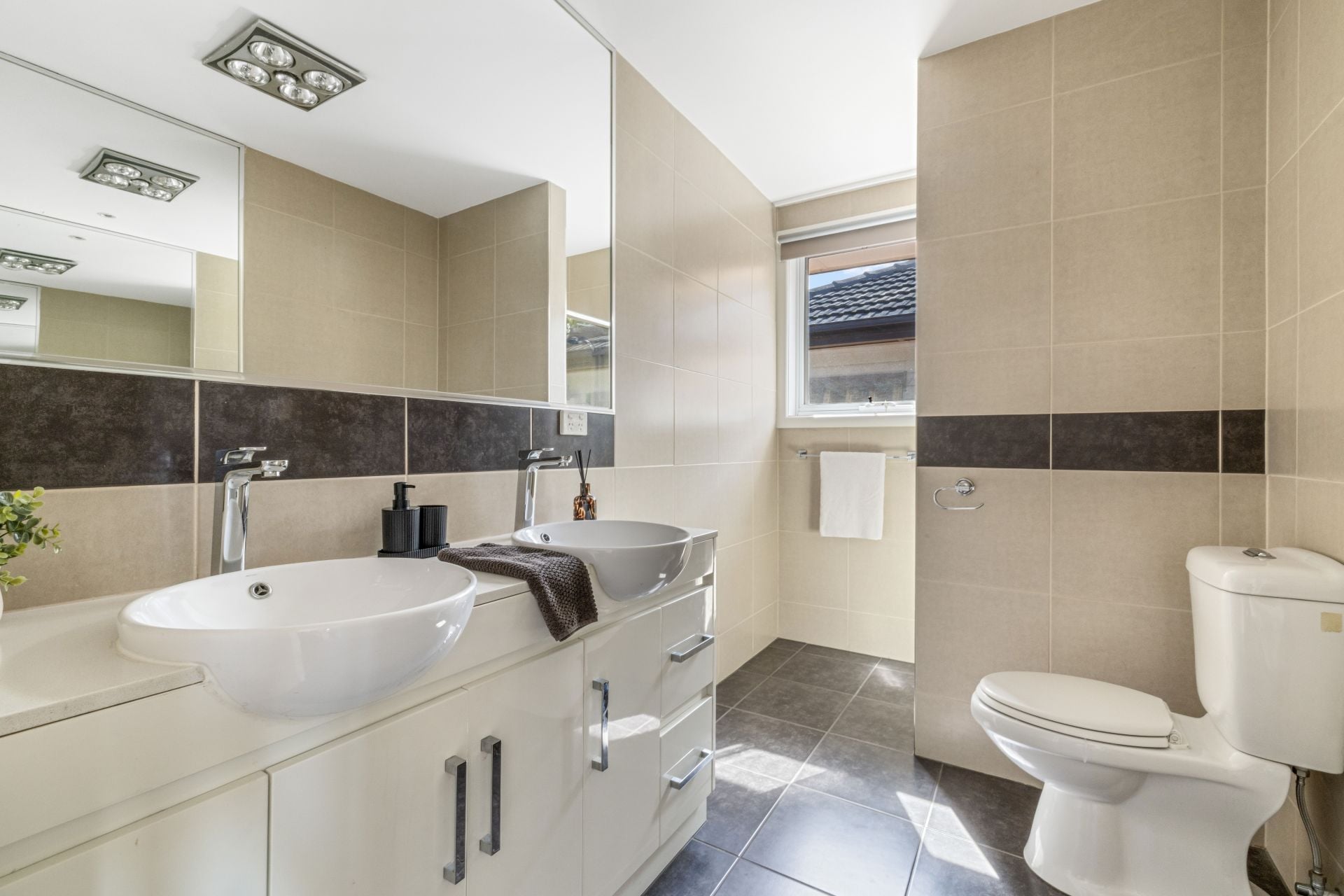 Resort Oasis Living Just Five Minutes Walk To Lalor Shops