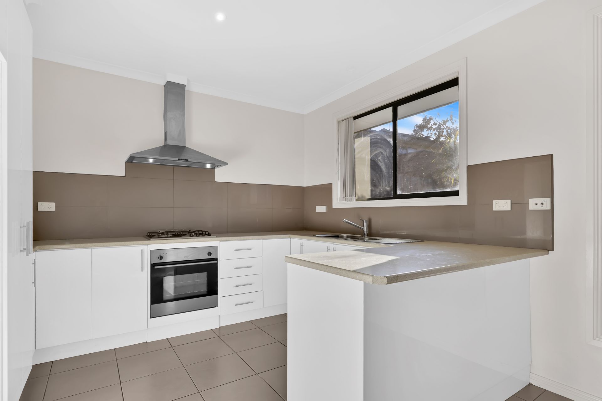 WALKING DISTANCE TO EPPING TRAIN STATION & PACIFIC EPPING!