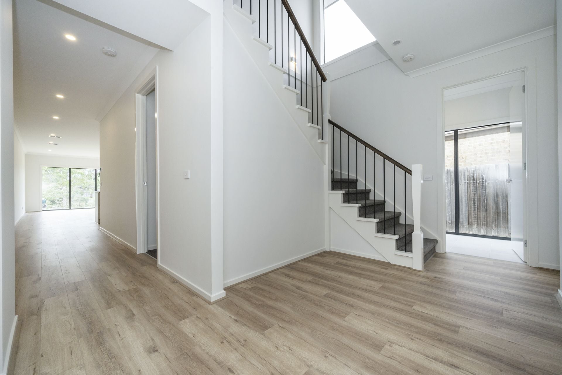 CONTEMPORARY COMFORT MEETS CONVENIENCE
