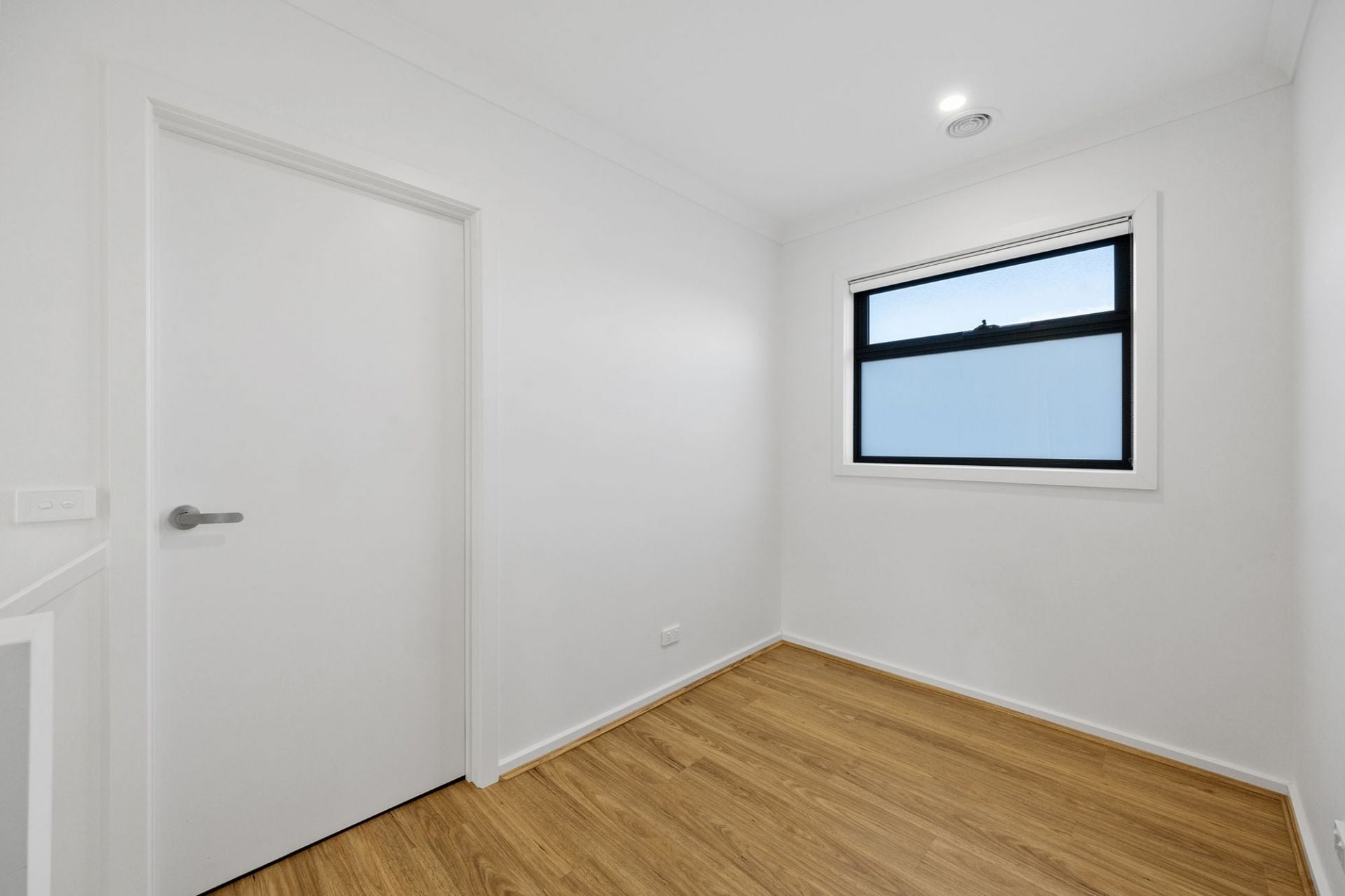 STYLISH 2 BEDDER WITH OPEN STUDY & 2 BATHROOMS