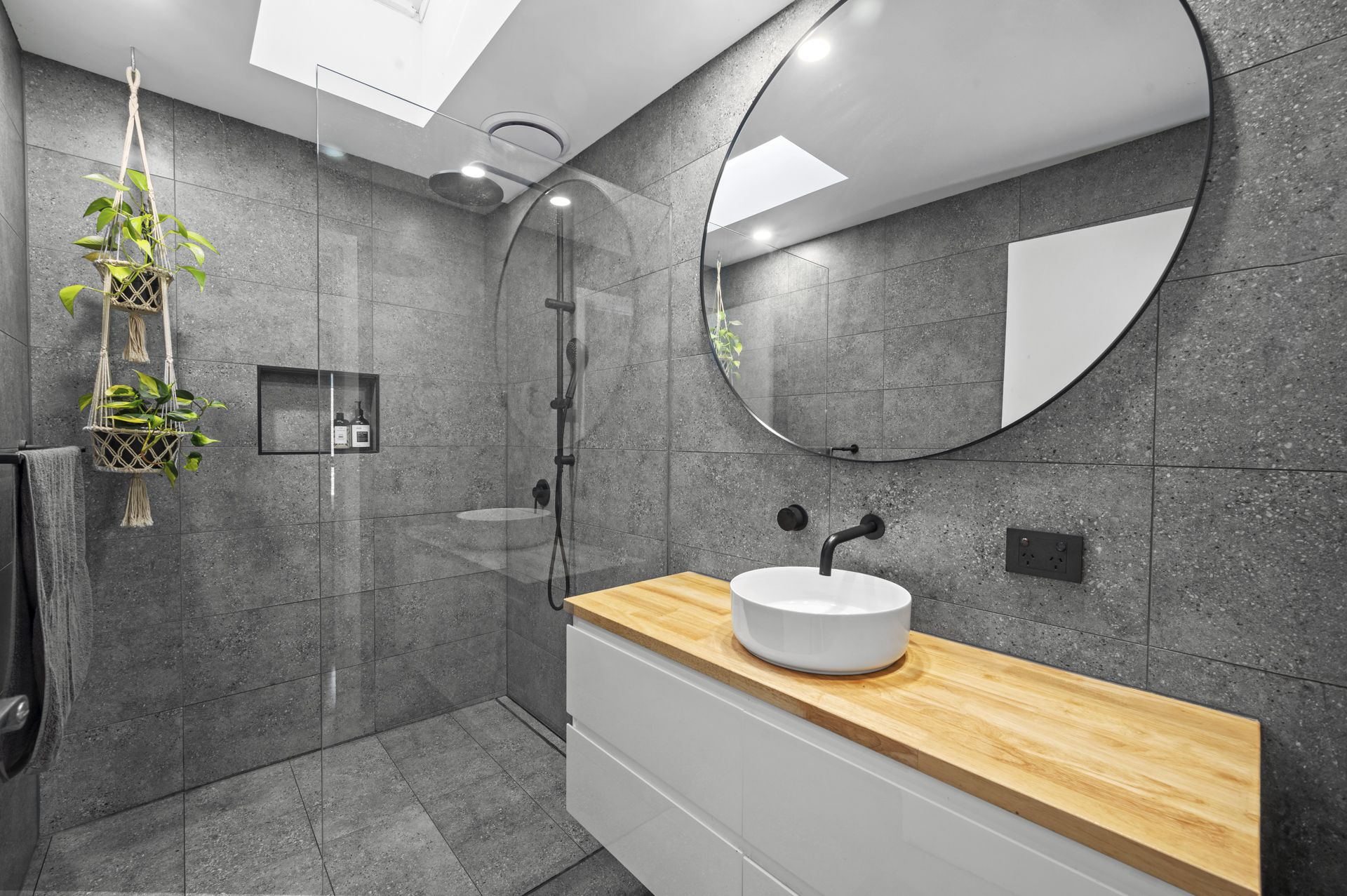 MODERN APPEAL - 5 BEDROOMS,  2 BATHROOMS