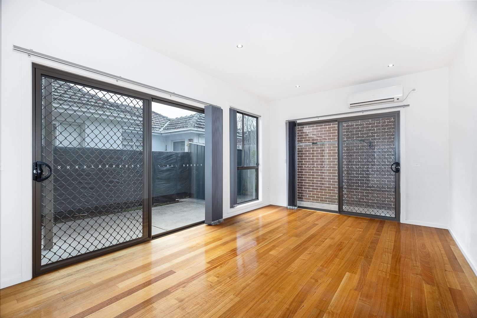 GREAT POSITION - 2 BEDROOM TOWNHOUSE