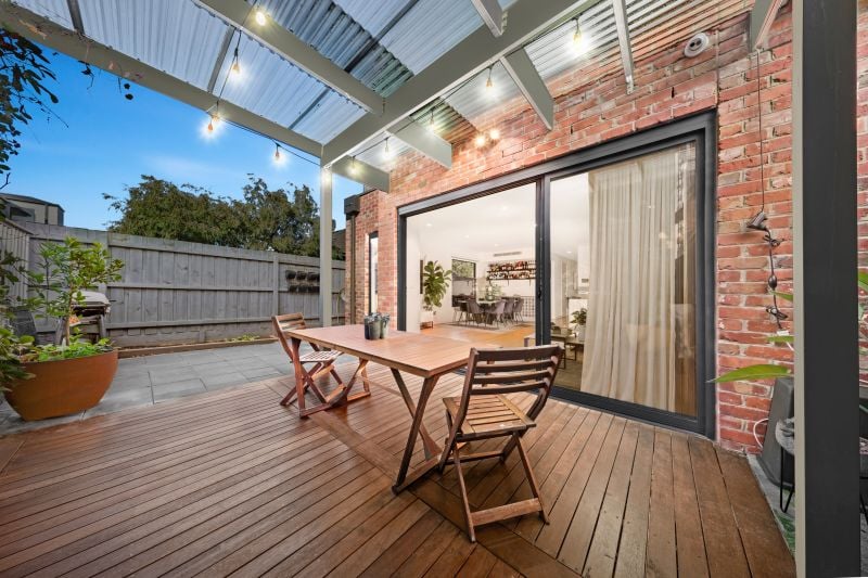 96 North Street, Hadfield