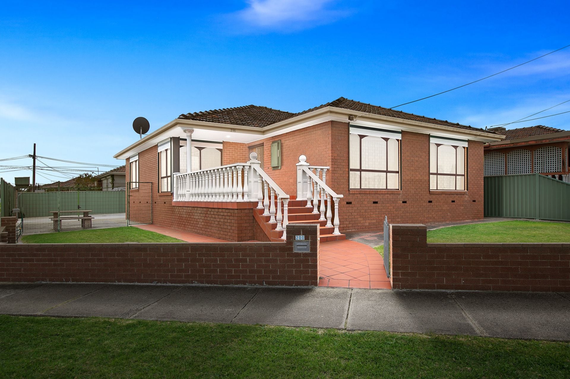 18 SQUARES PLUS EXTRA LARGE DOUBLE BRICK GARAGE