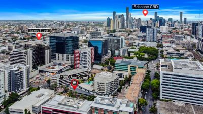 FITTED COMMERICAL KITCHEN IN THRIVING RETAIL PRECINCT