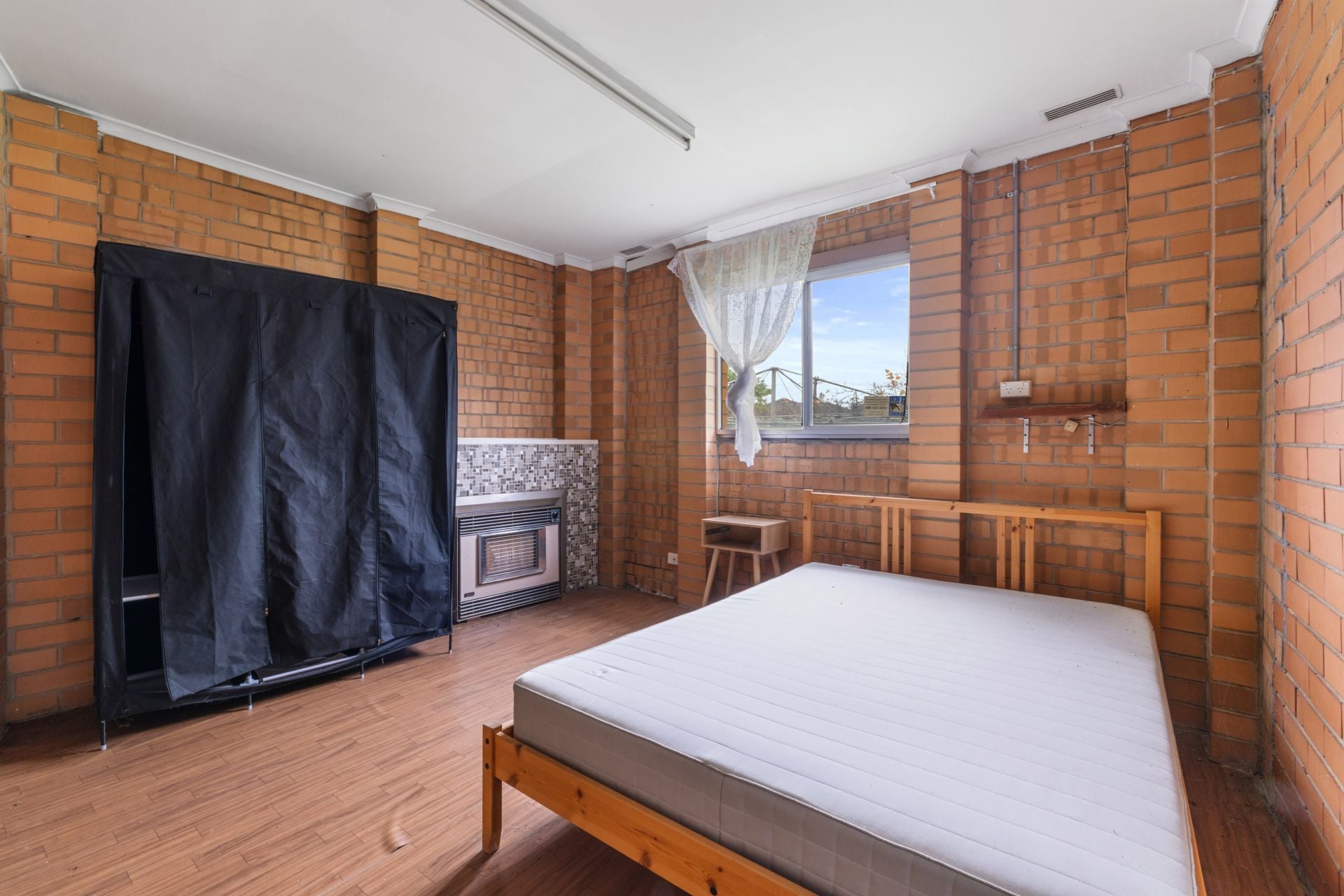 Spacious Family Home With Versatile Bungalow