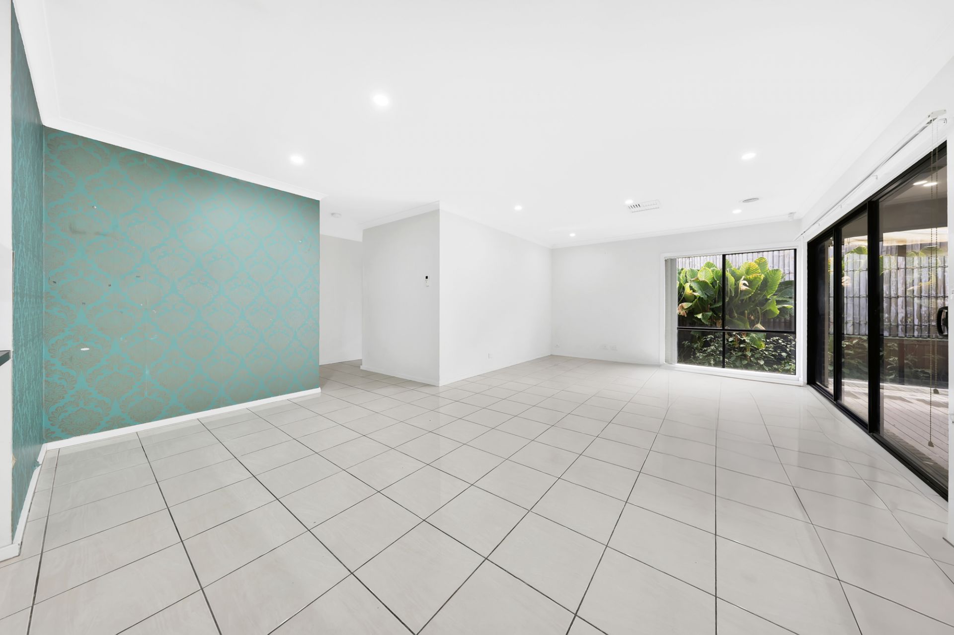 BEAUTIFULLY PRESENTED HOME!