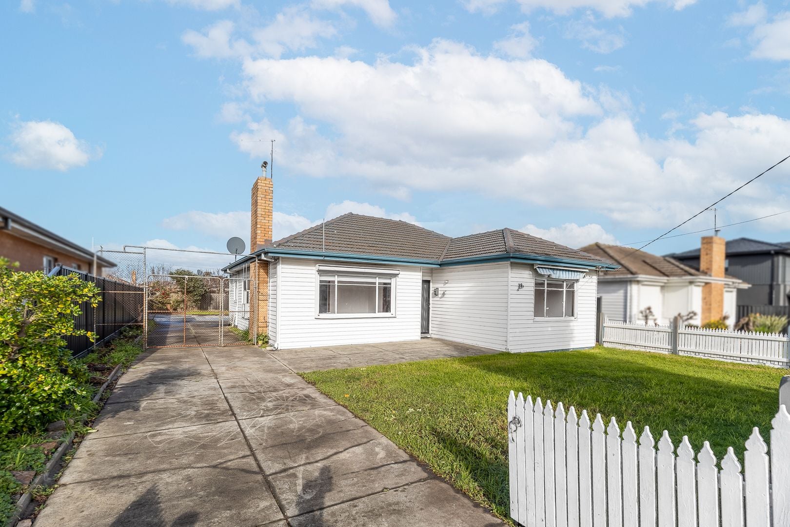 SPACIOUS 3-BEDROOM FAMILY HOME IN PRIME LOCATION