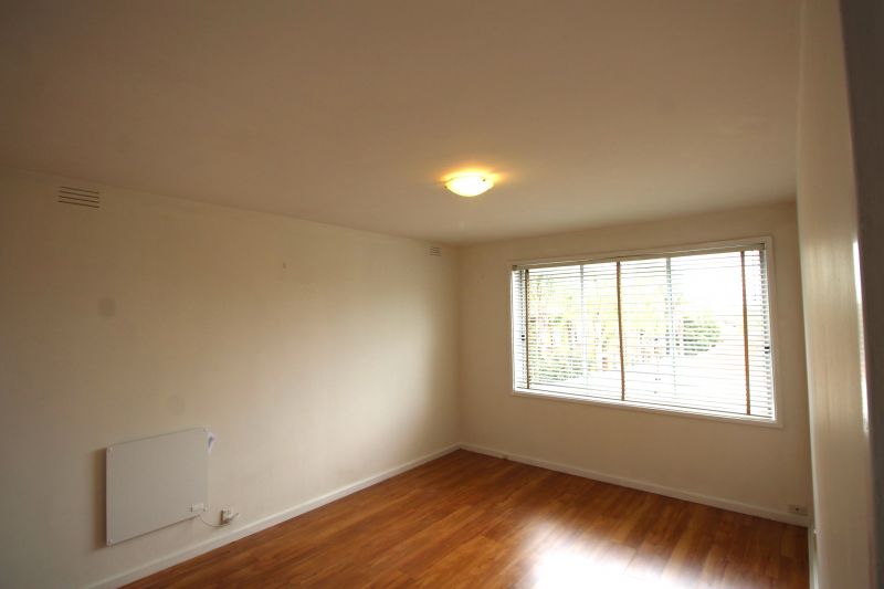 BIG ONE BEDROOM, ON FIRST FLOOR WITH OSP