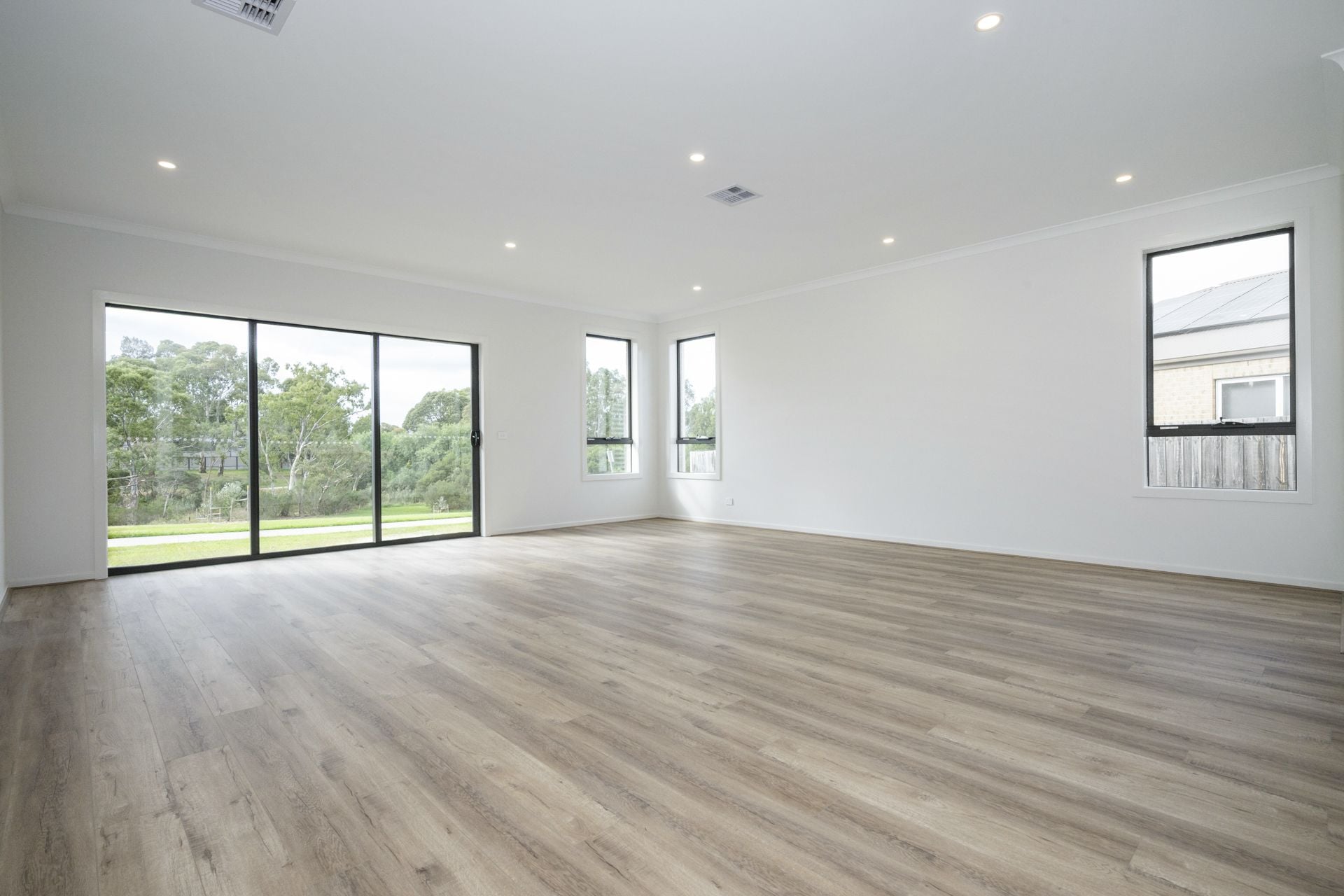 CONTEMPORARY COMFORT MEETS CONVENIENCE