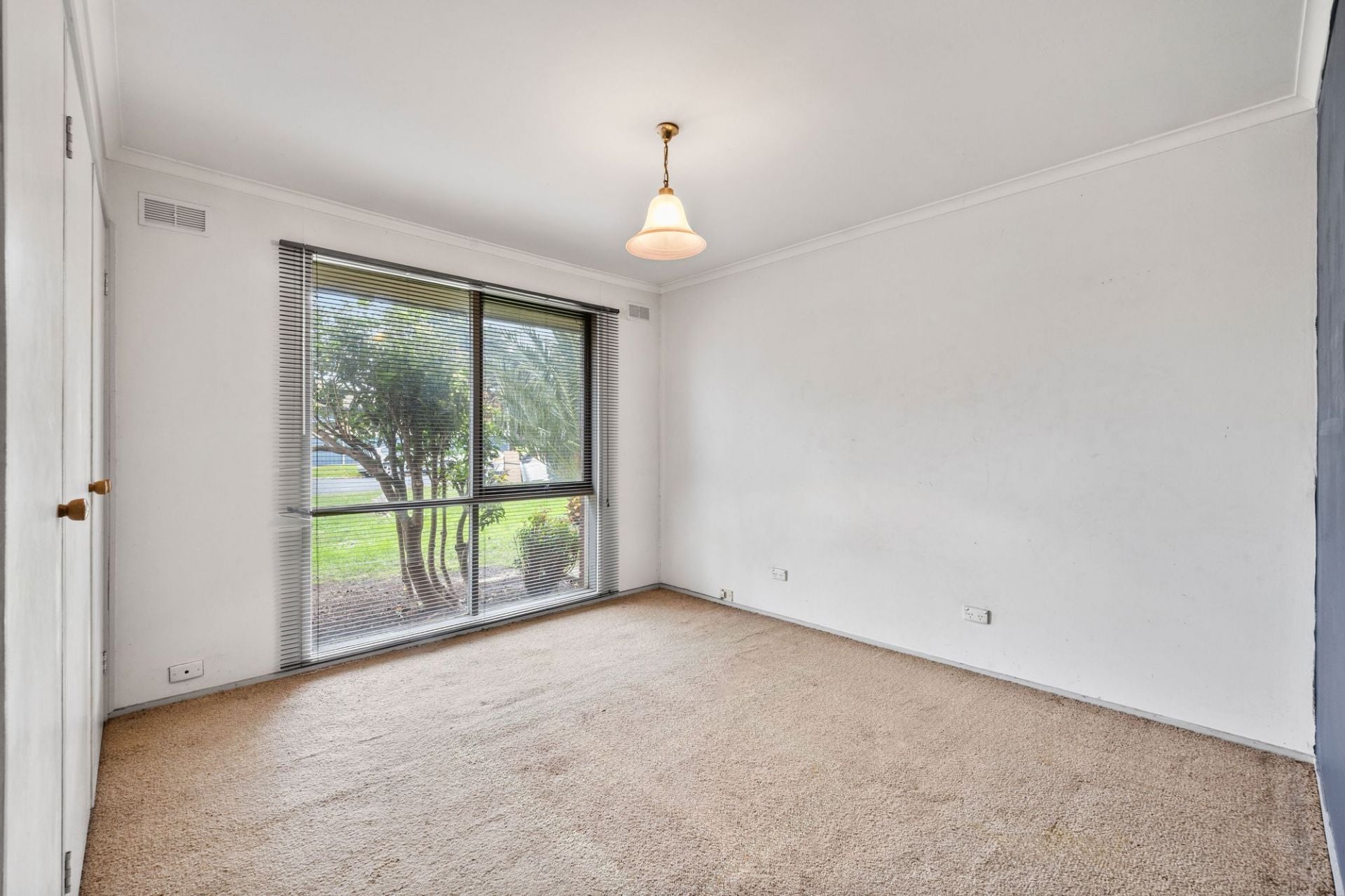 PRIME OPPORTUNITY OPPOSITE CRAIGIEBURN TRAIN STATION - 991m2  (approx) OF ENDLESS POTENTIAL