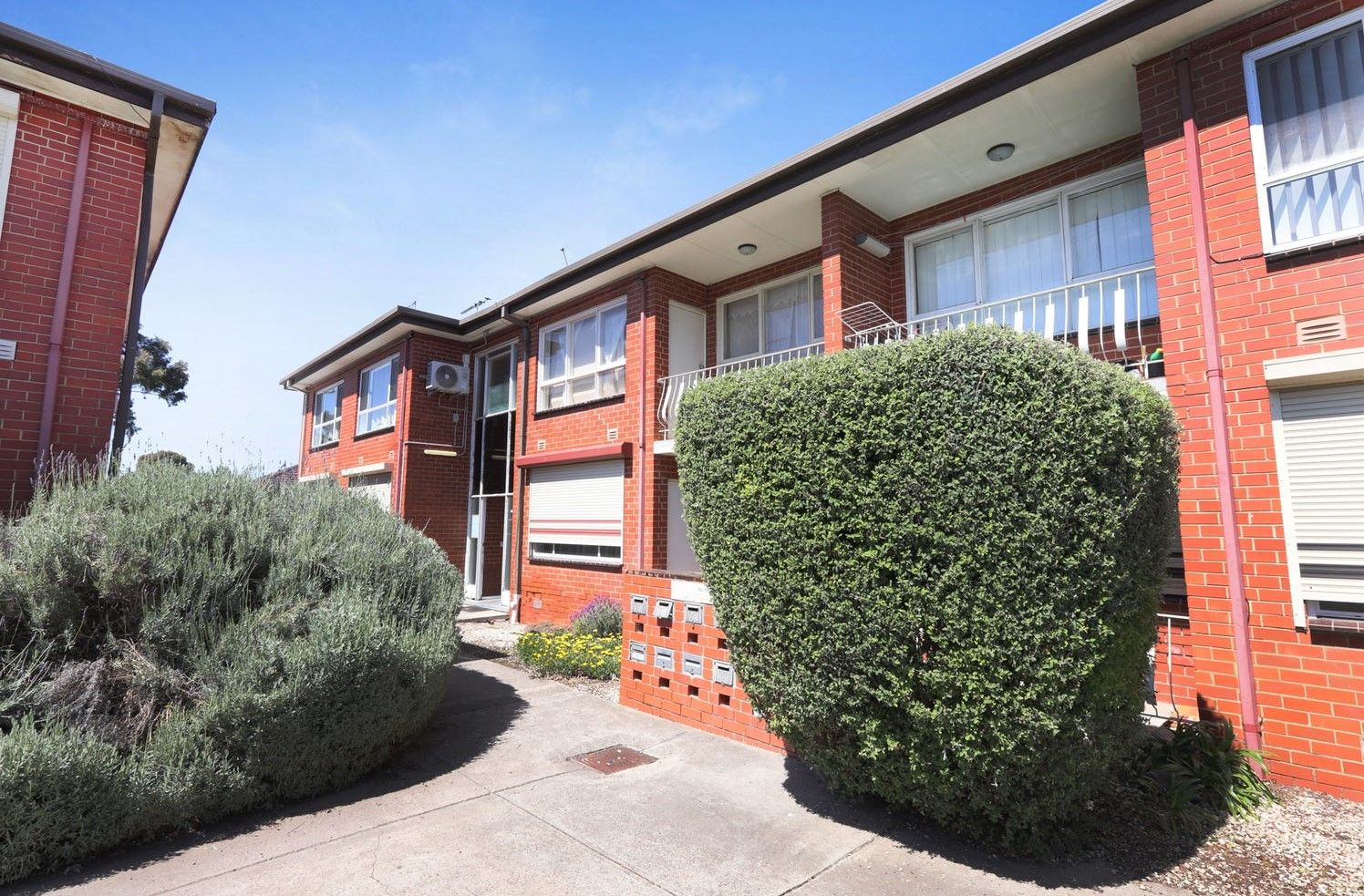 Bright One-Bedroom Apartment in Prime Location!