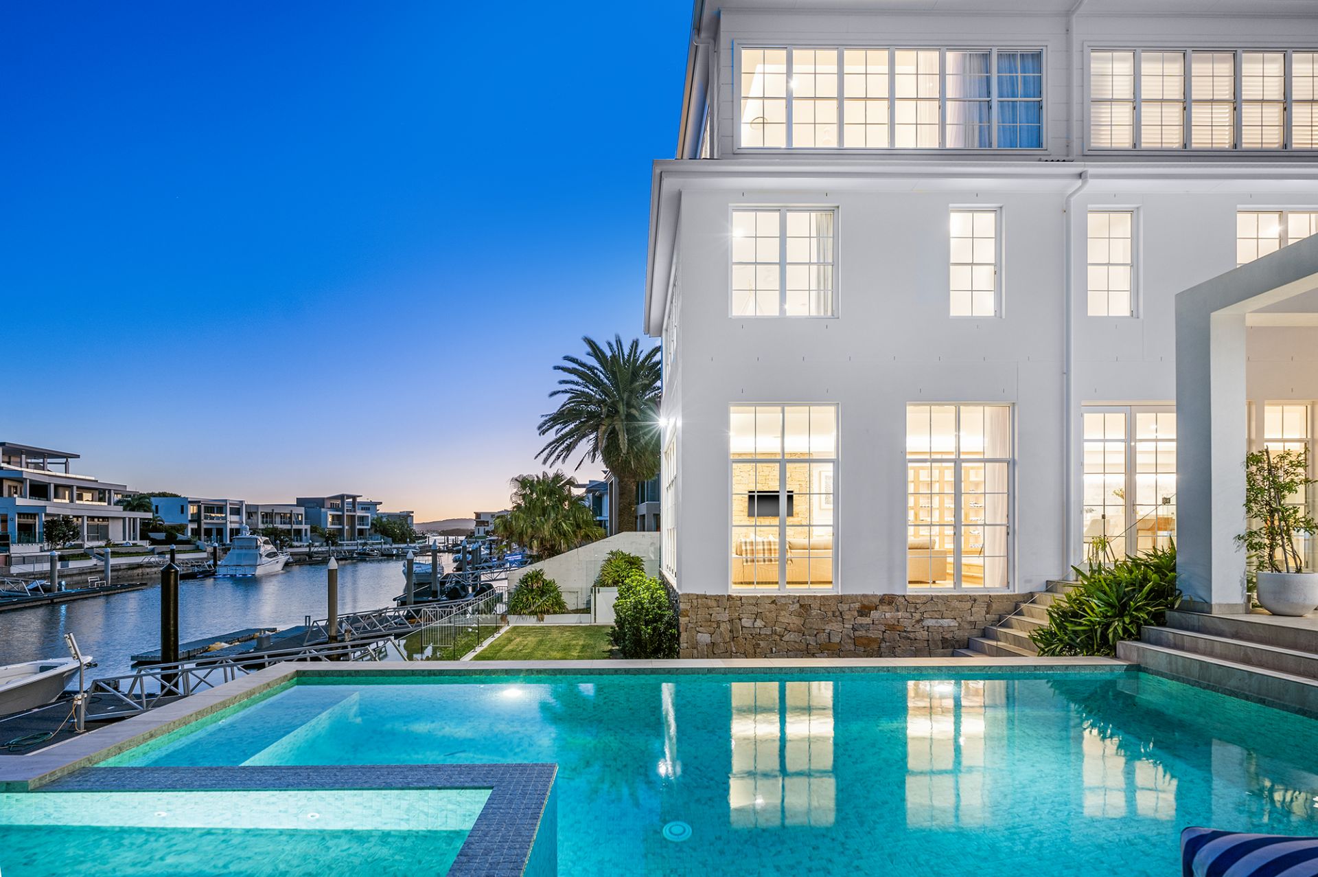 18 Knightsbridge Parade West, Sovereign Islands - Thumbnail 2