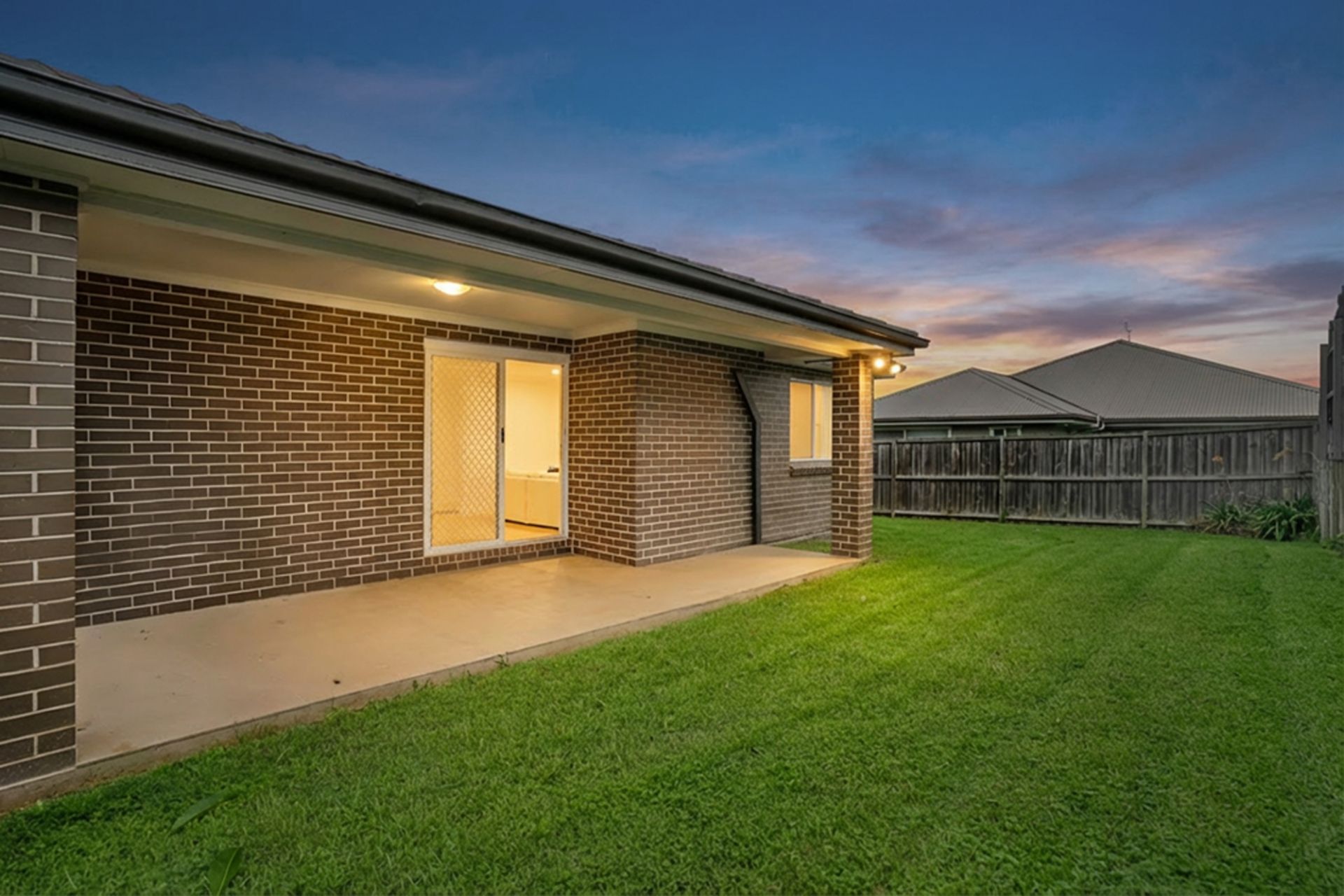 13 Lorimer Crescent, Elderslie, Elderslie - Thumbnail 2