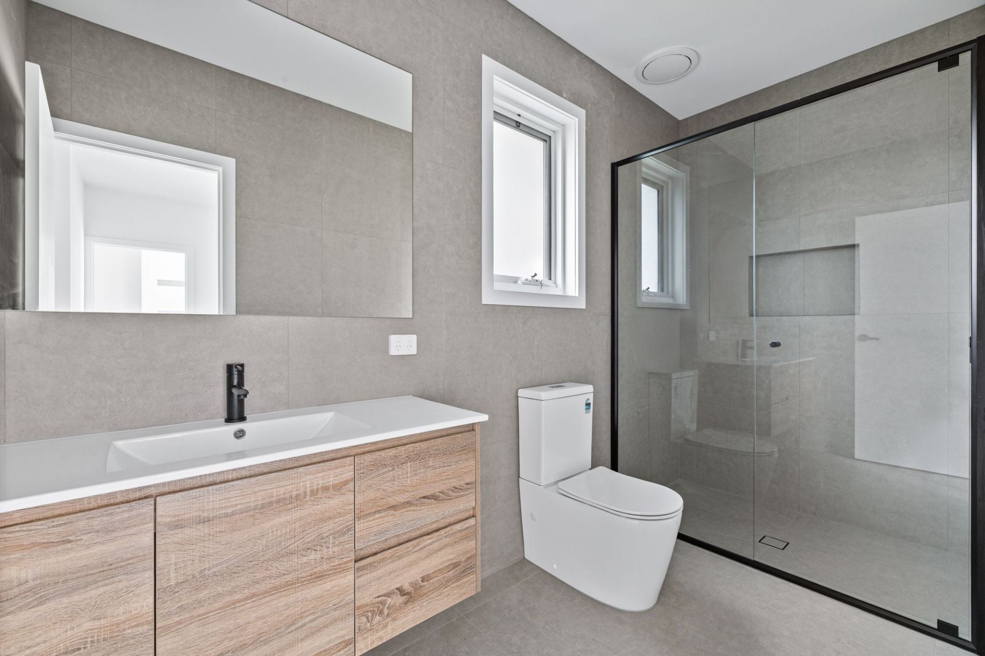 OUTSTANDING BRAND NEW TOWNHOUSE