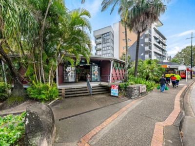 HIGHLY EXPOSED OFFICE/RETAIL/MEDICAL WITH 12 CAR PARKS!