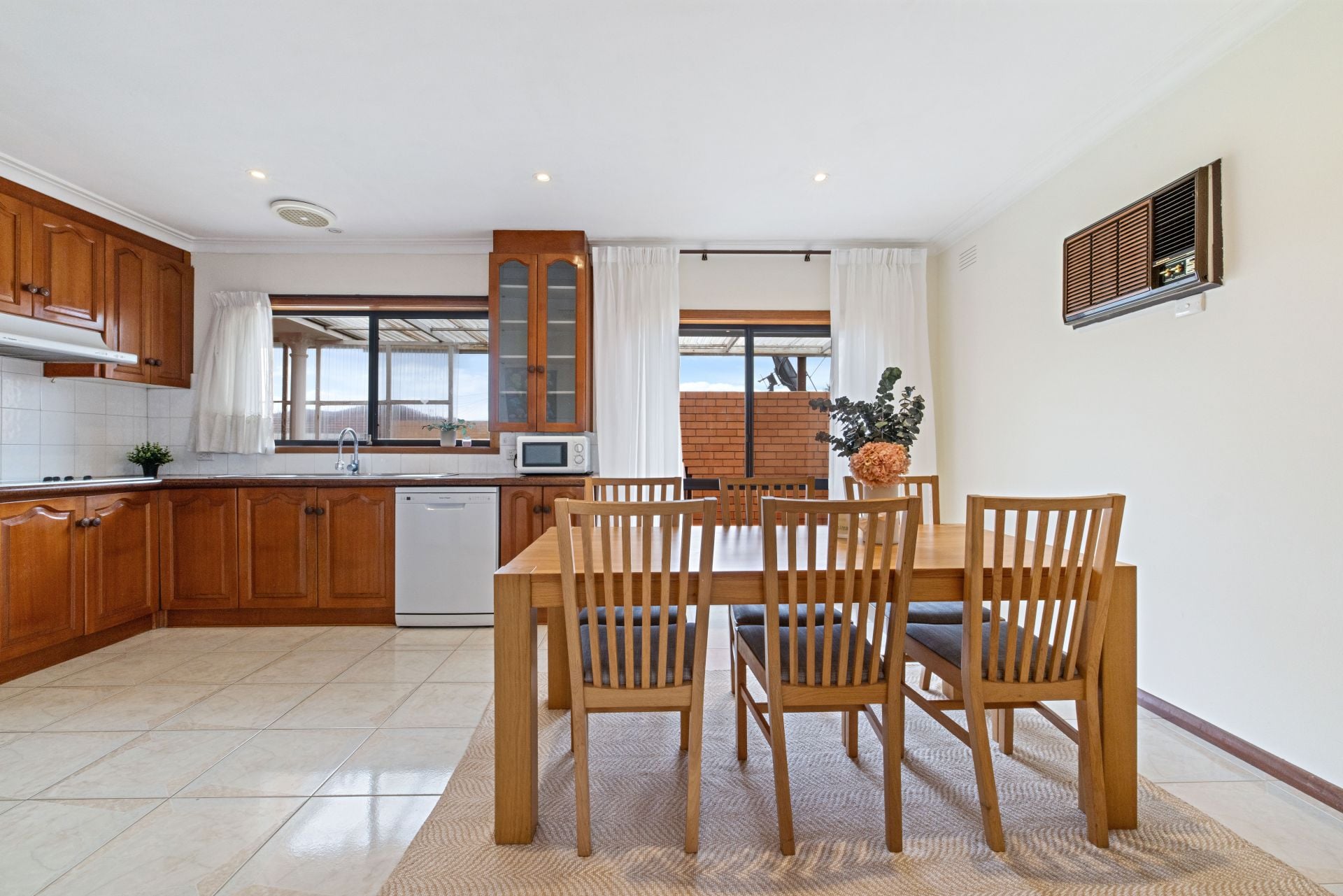 Charming Family Home with Outdoor Extras in Prime Thomastown Location!