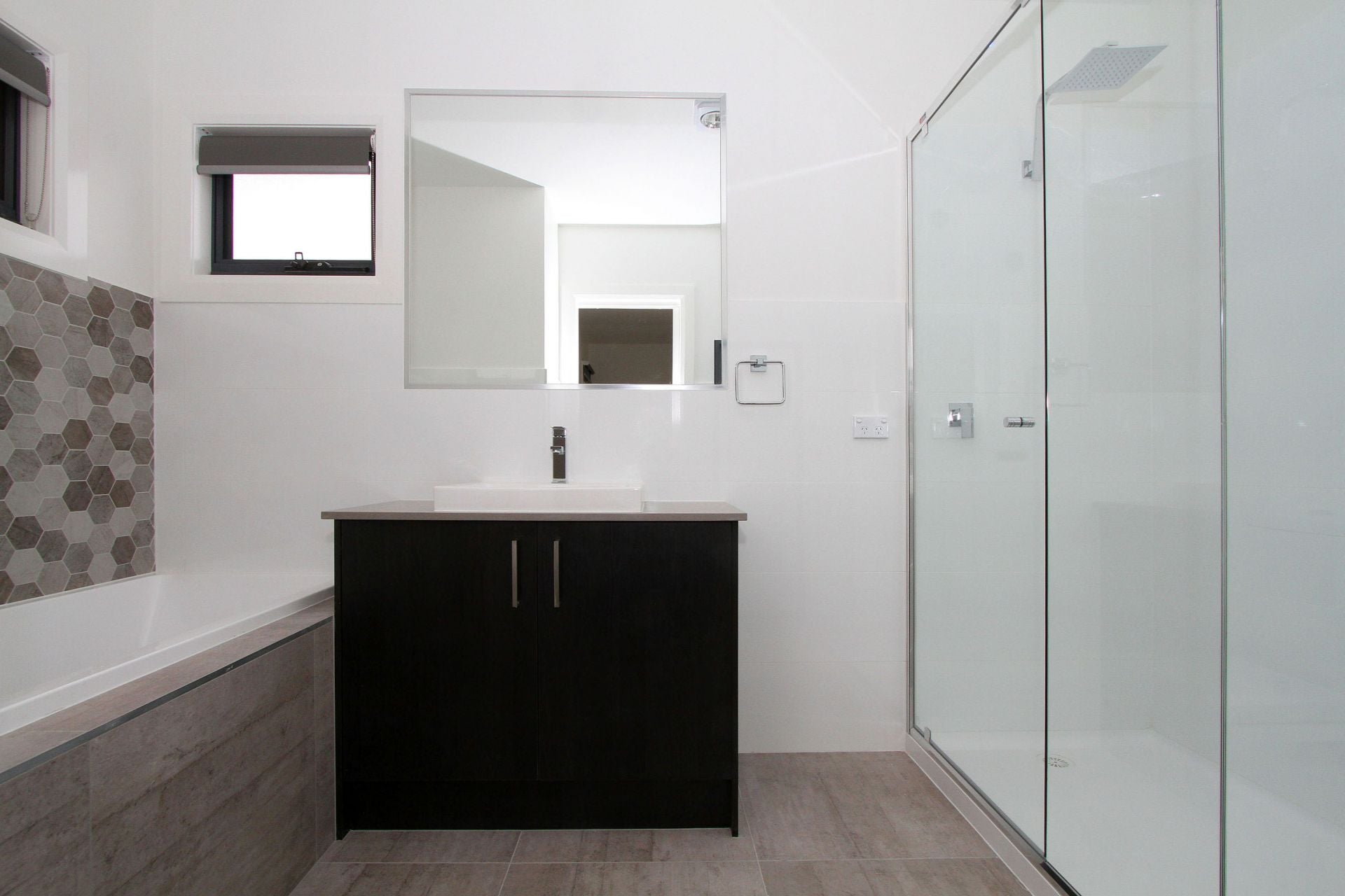 LUXURY TOWNHOUSE, IDEAL LOCATION