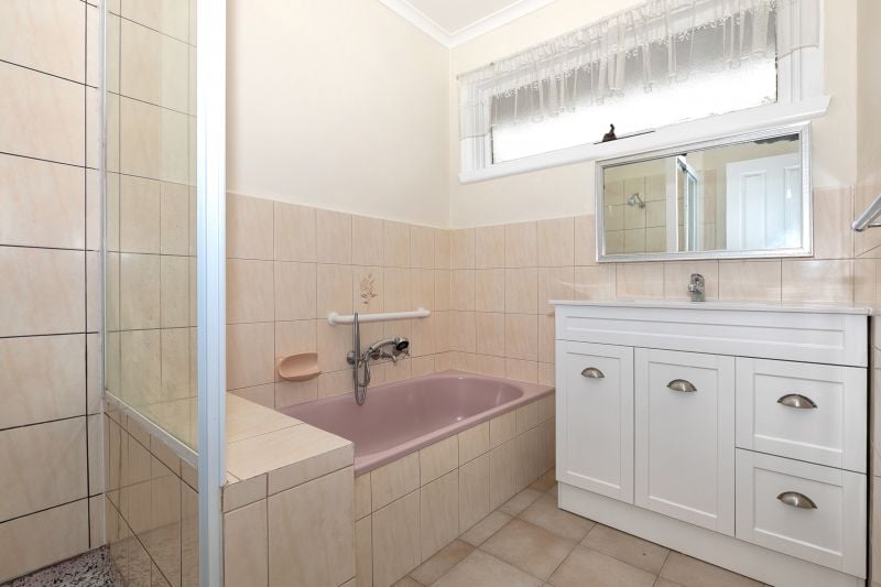 16 Avondale Road, Lalor