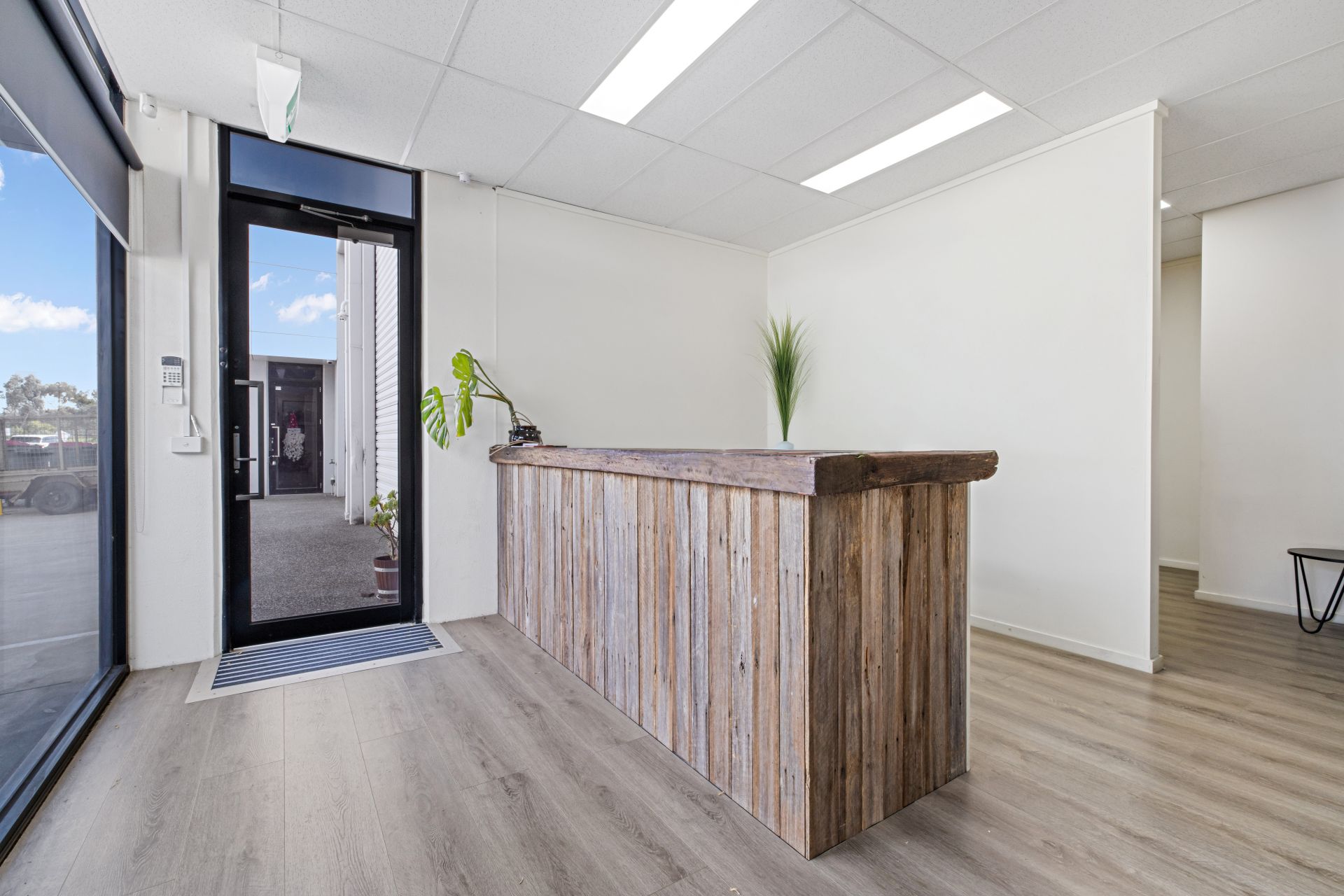 QUALITY WAREHOUSE 166m2 (approx.)
