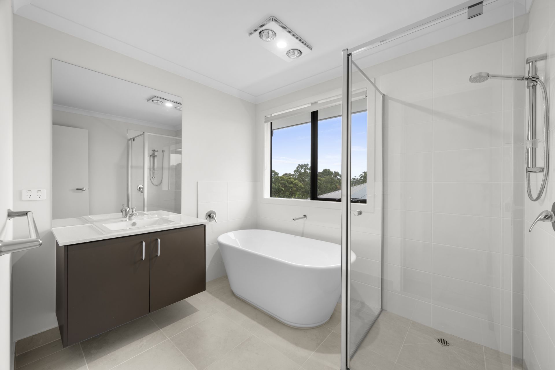 CONTEMPORARY COMFORT MEETS CONVENIENCE