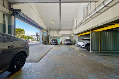 STUNNING INNER CITY SHOWROOM WITH HIGH CEILINGS