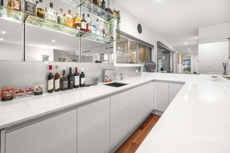 7 Waterview Walk, Caroline Springs