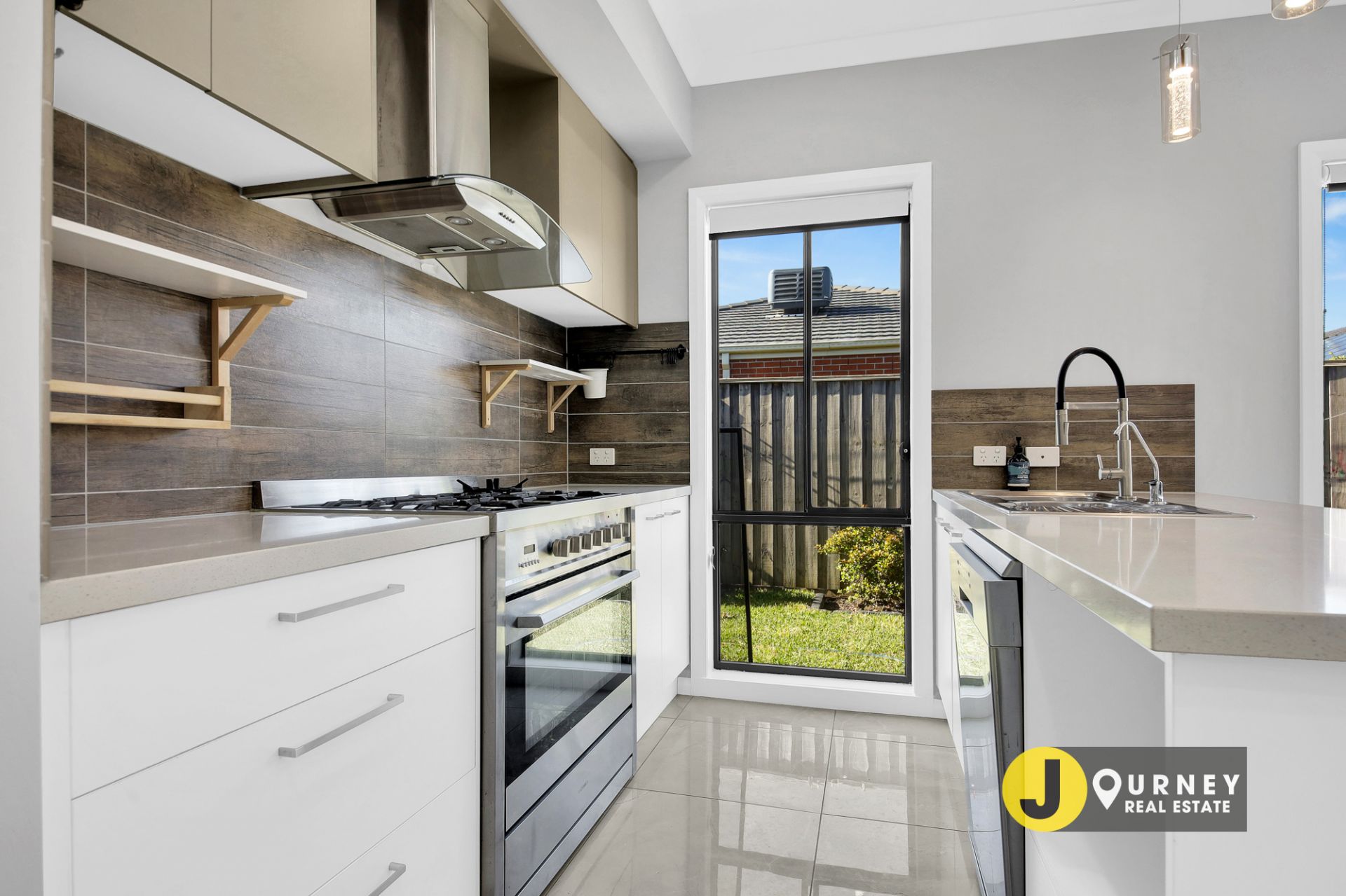 7 Jackwood Drive, Clyde North VIC, Clyde North - Thumbnail 5